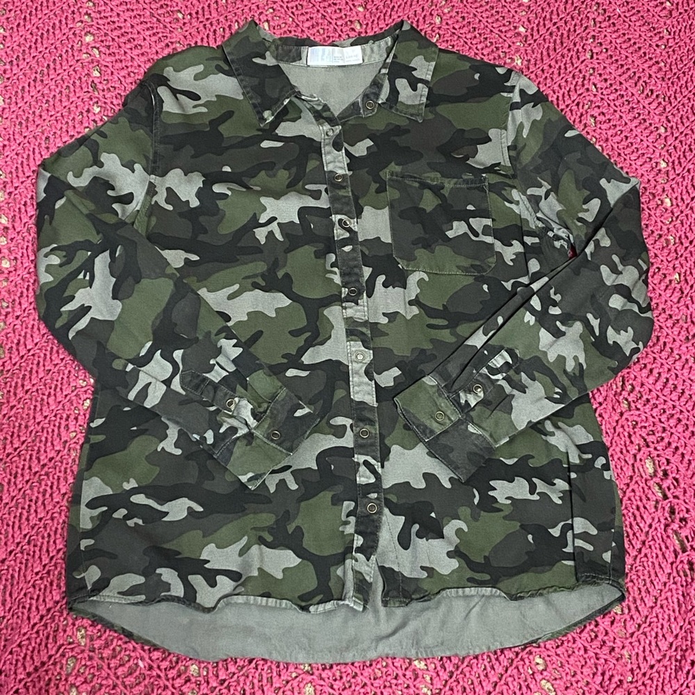 SOLD 🛑 GUC Camo Button up